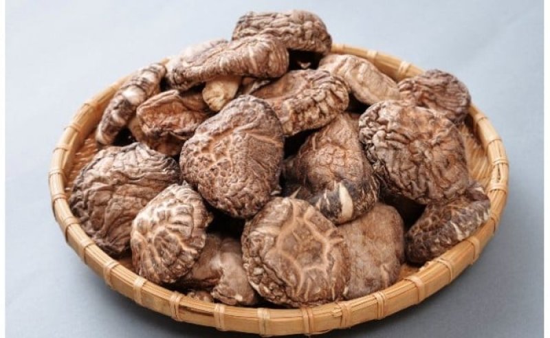 画像1: 特選肉厚椎茸（原木栽培）（化粧箱入） Specially selected thick dried shiitake mushrooms (gift boxed) 340g