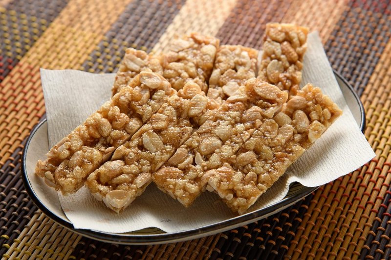 画像2: 豆板（落花生のお菓子）"Mameita (Peanuts plate sweets)" (2)