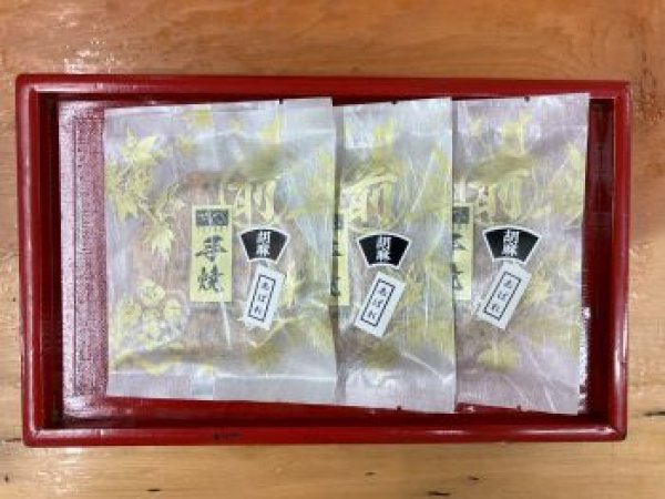 画像2: 本手焼き煎餅「あばれ胡麻」3枚　Hand-baked rice crackers, Abare Goma 3pcs. (2)