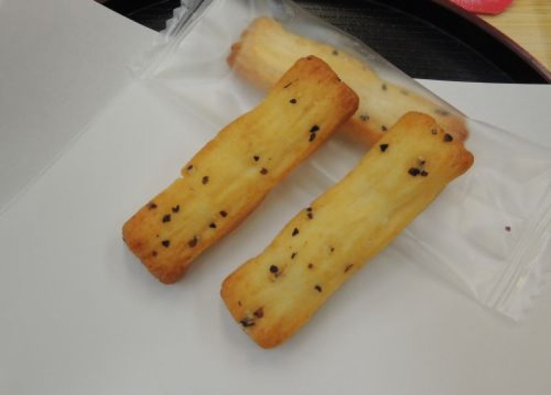 画像1: あらびき黒胡椒おかき マヨネーズ味 ”Ground black pepper rice crackers with mayonnaise flavor"